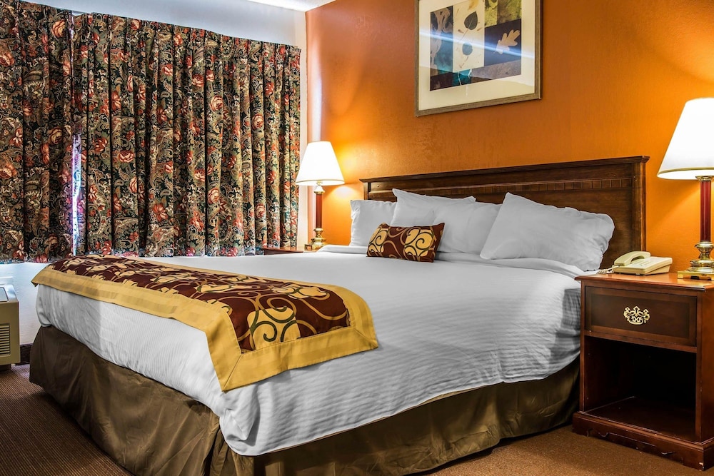 Rodeway Inn Muskegon Airport MI 12/33