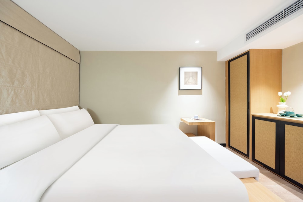 Economy, Queen Bed, No Window