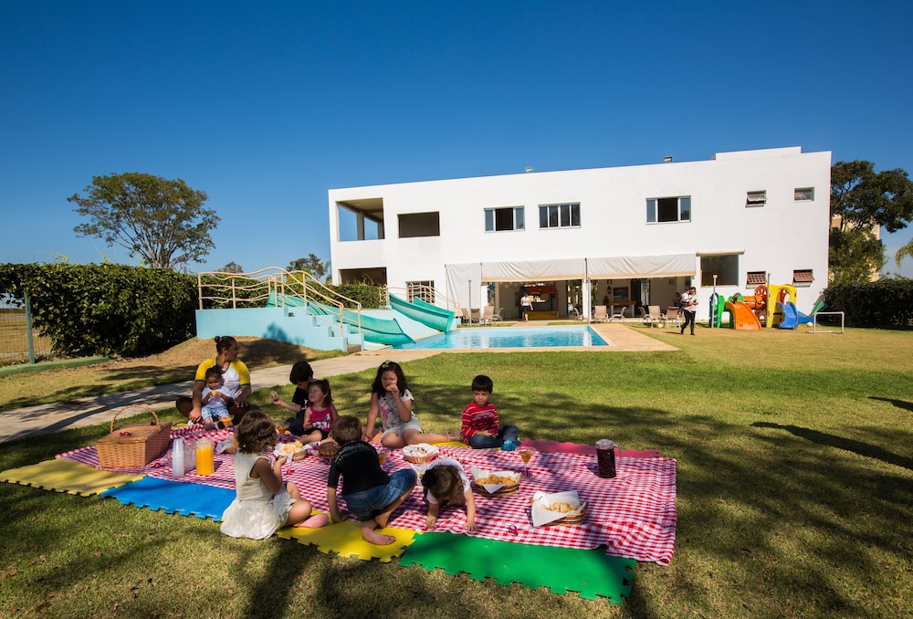 Ramada by Wyndham Furnaspark 39/48