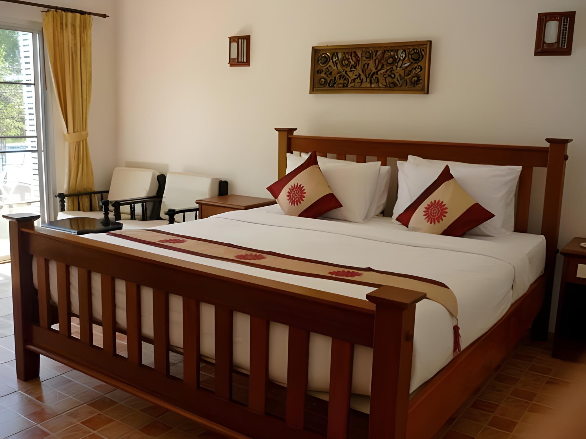 Deluxe, King Bed, Pool Access
