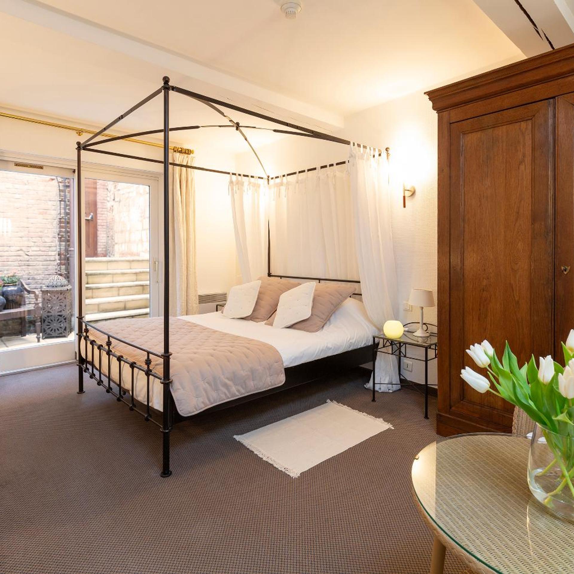 Deluxe, King Bed