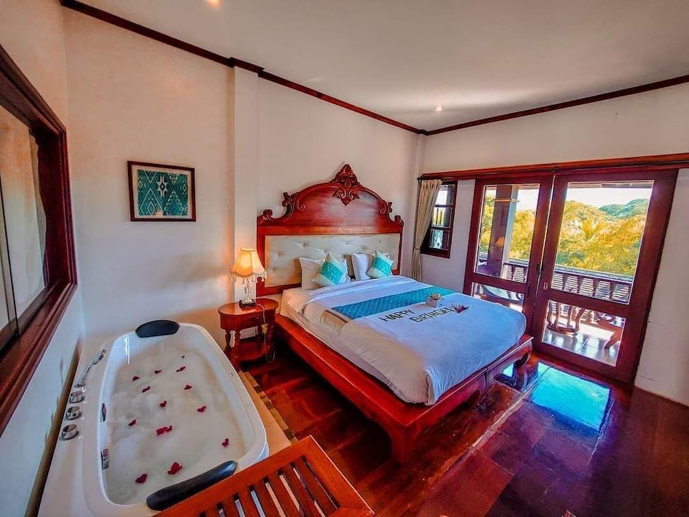 DELUXE, DOUBLE BED, MOUNTAIN VIEW
