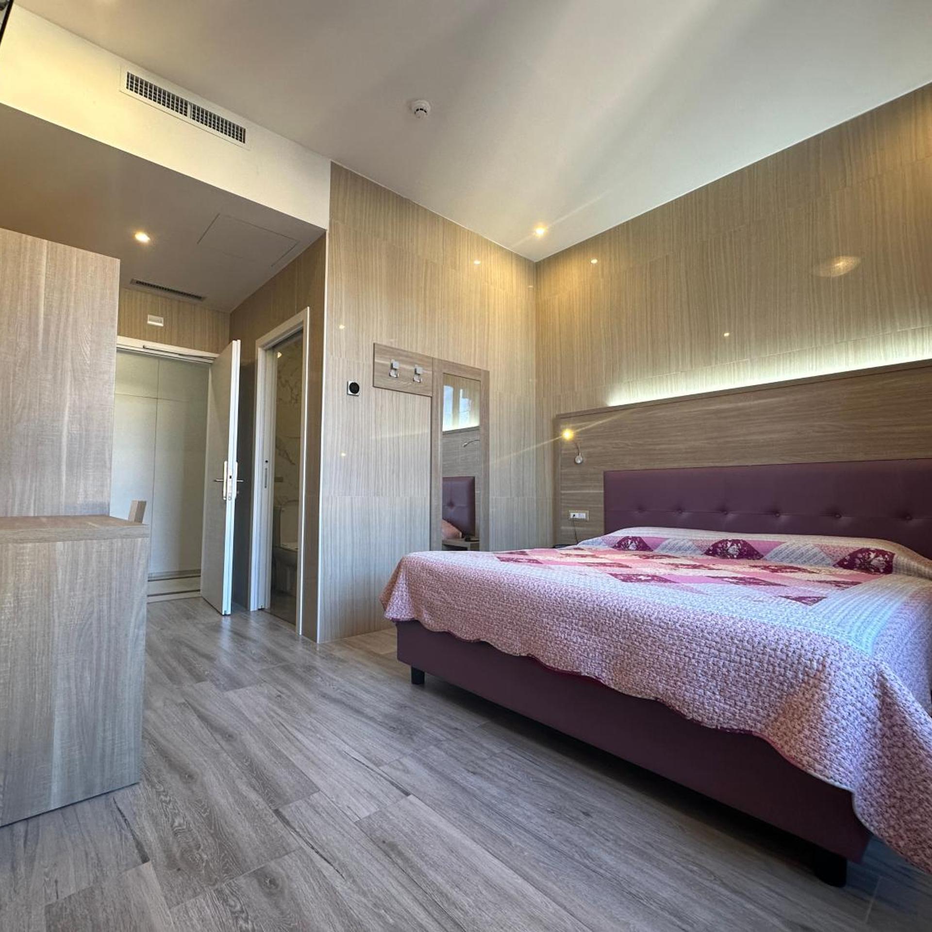 Hotel Midway 25/50