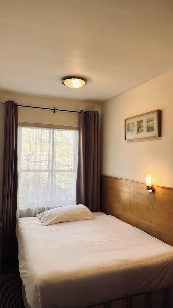 ROOM, SINGLE