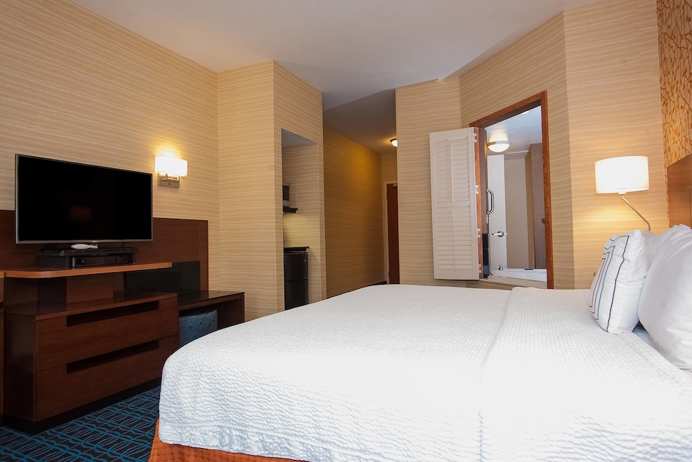 Comfort Inn and Suites Akron South 13/39