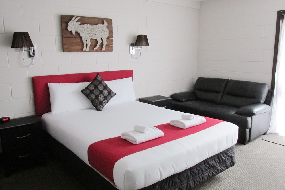 CONNECTING, STUDIO, TWIN BEDS