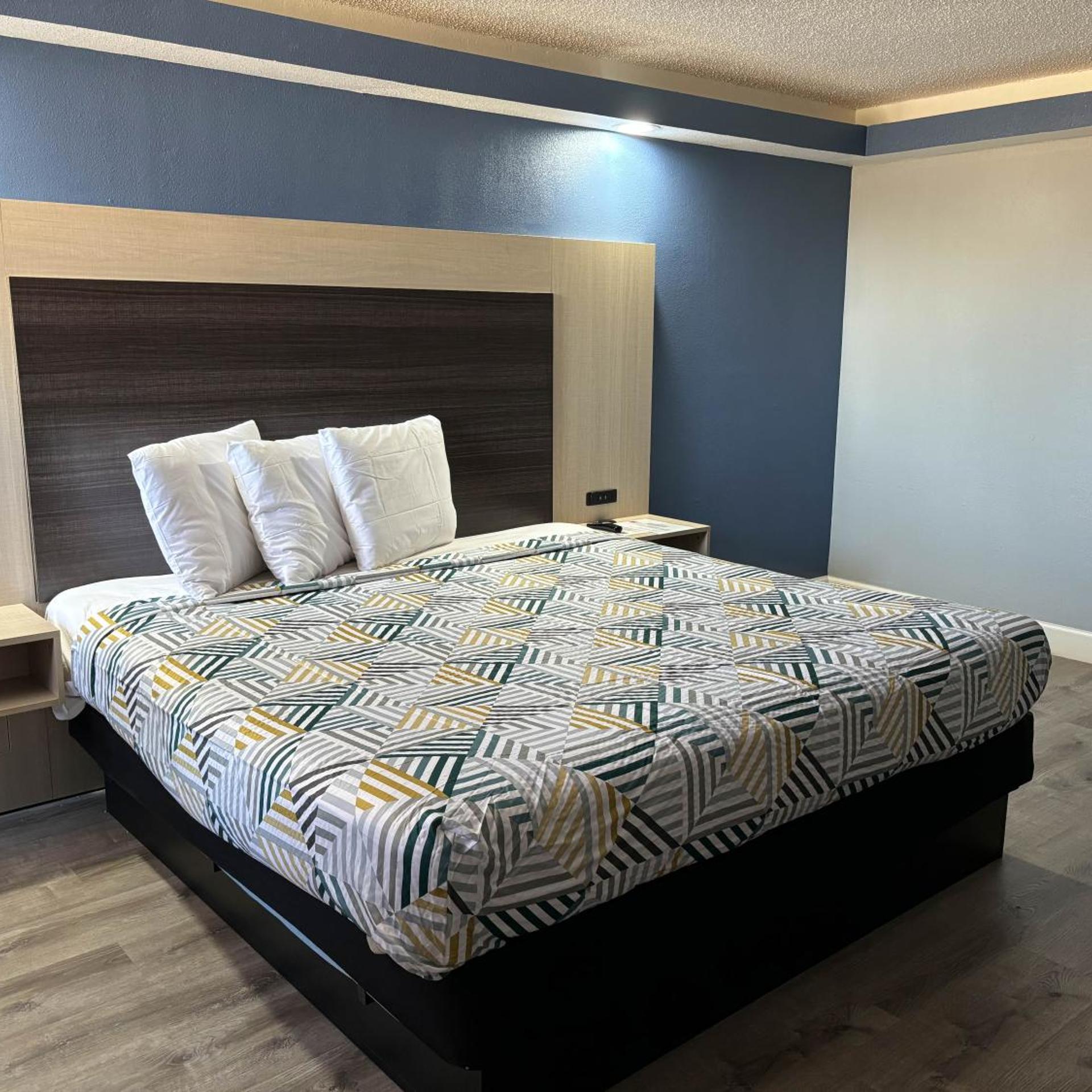 1 King Bed - Non-Smoking, Micfridge، Studio6 Suites Memphis, TN – East Memphis 7/10