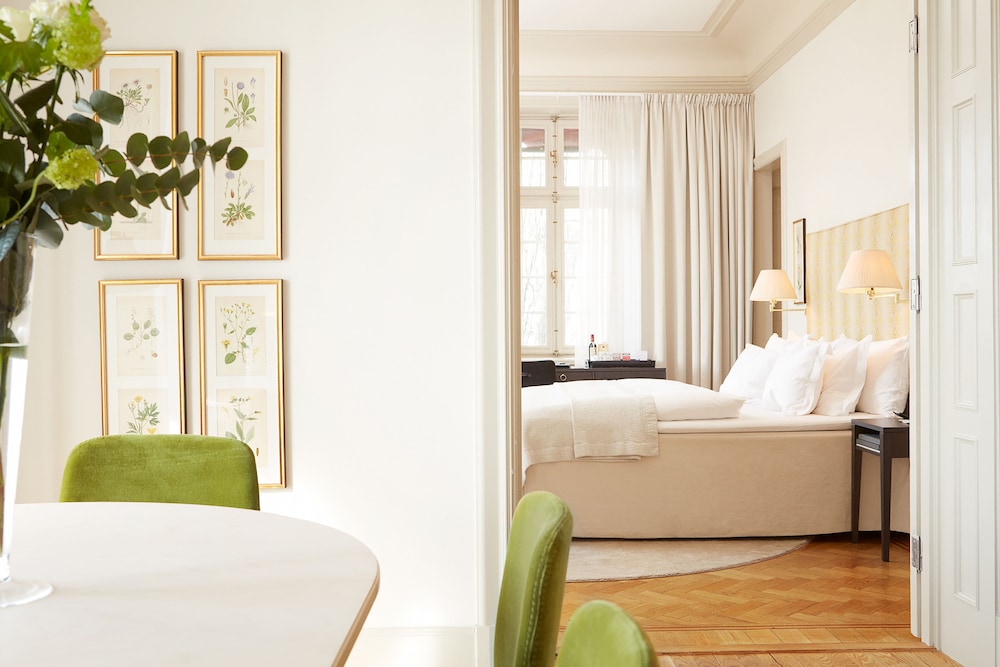 Diplomat Hotel 27/80