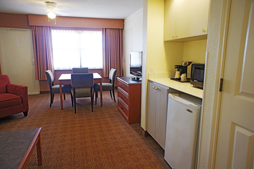La Quinta Inn & Suites by Wyndham Coral Springs Univ Dr 17/23