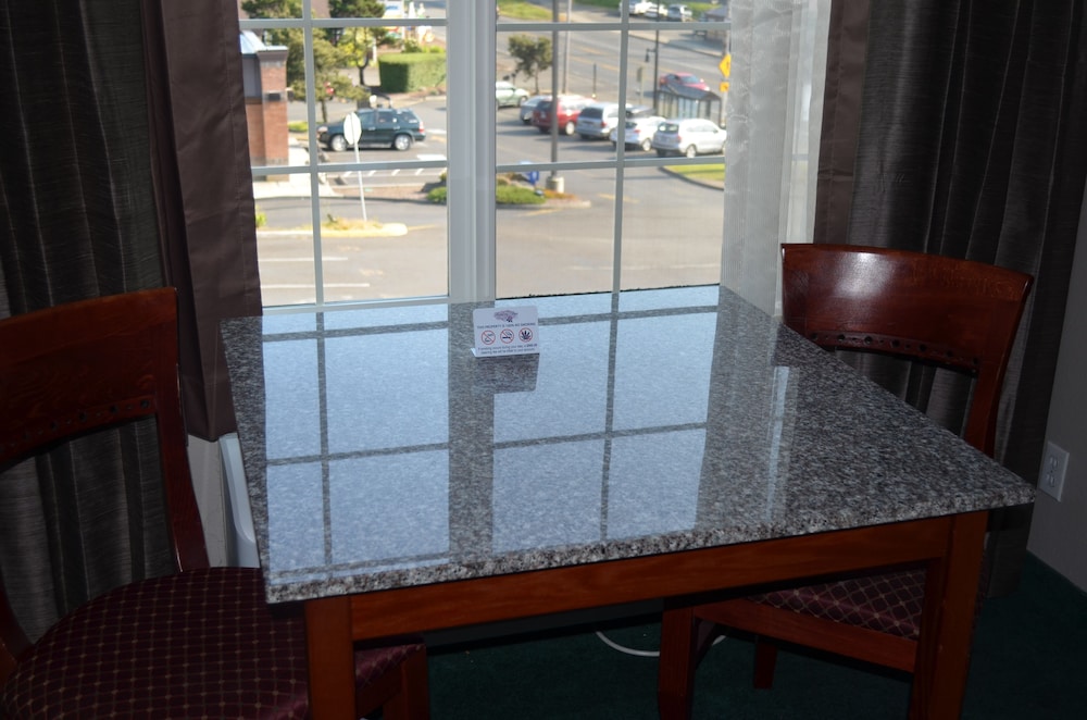 The Ashley Inn Suites 33/68