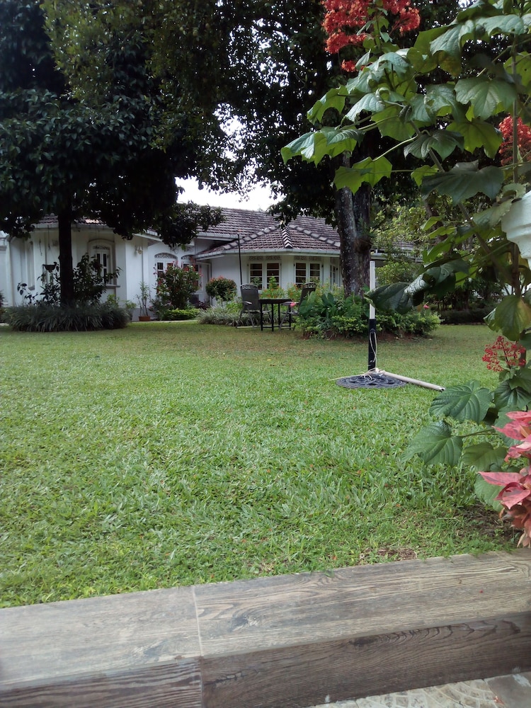 Manor House Boutique 42/50