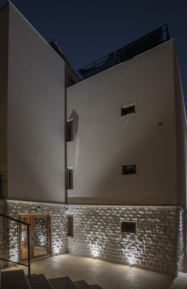HOTEL TWELVE by Aycon 57/58