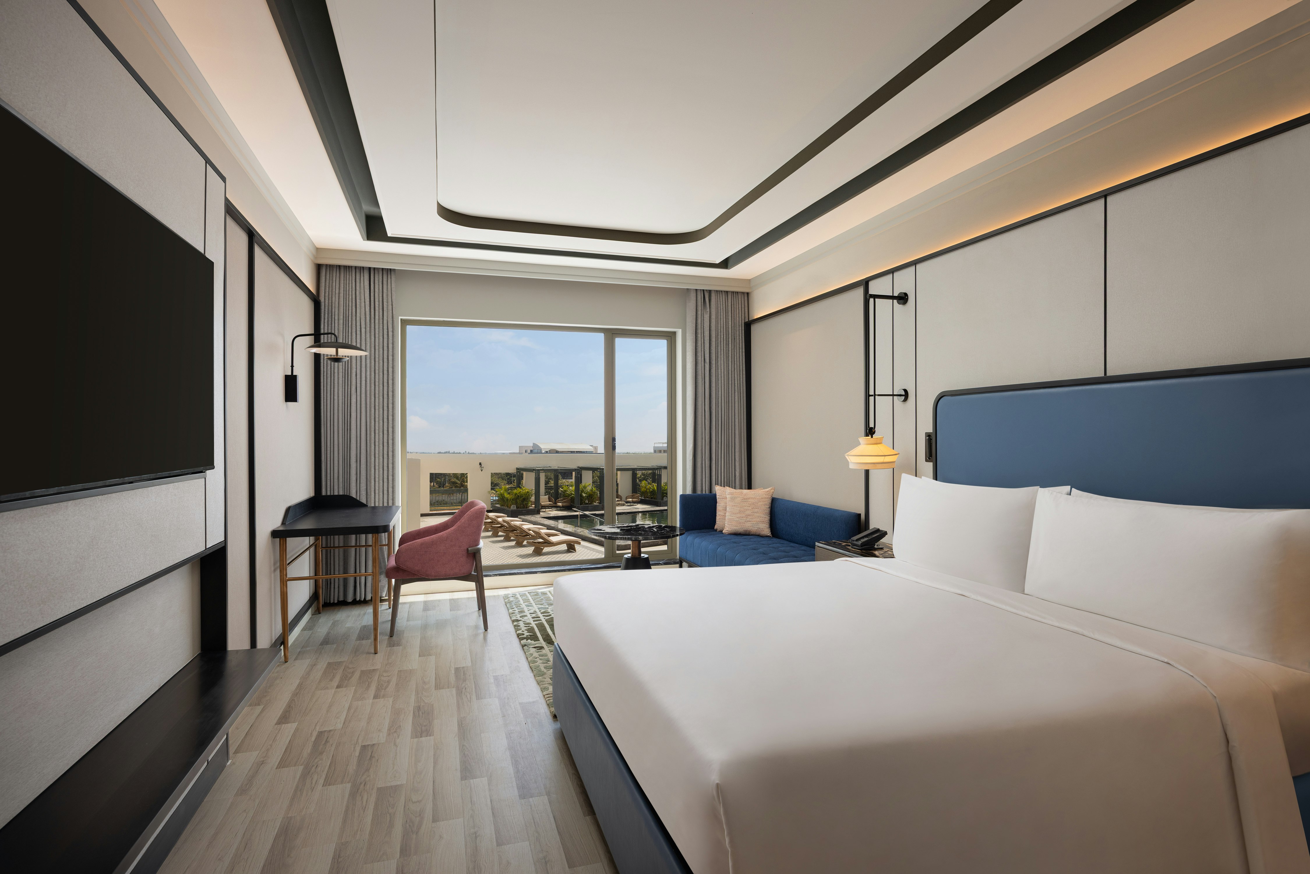 DELUXE, KING BED, POOL VIEW