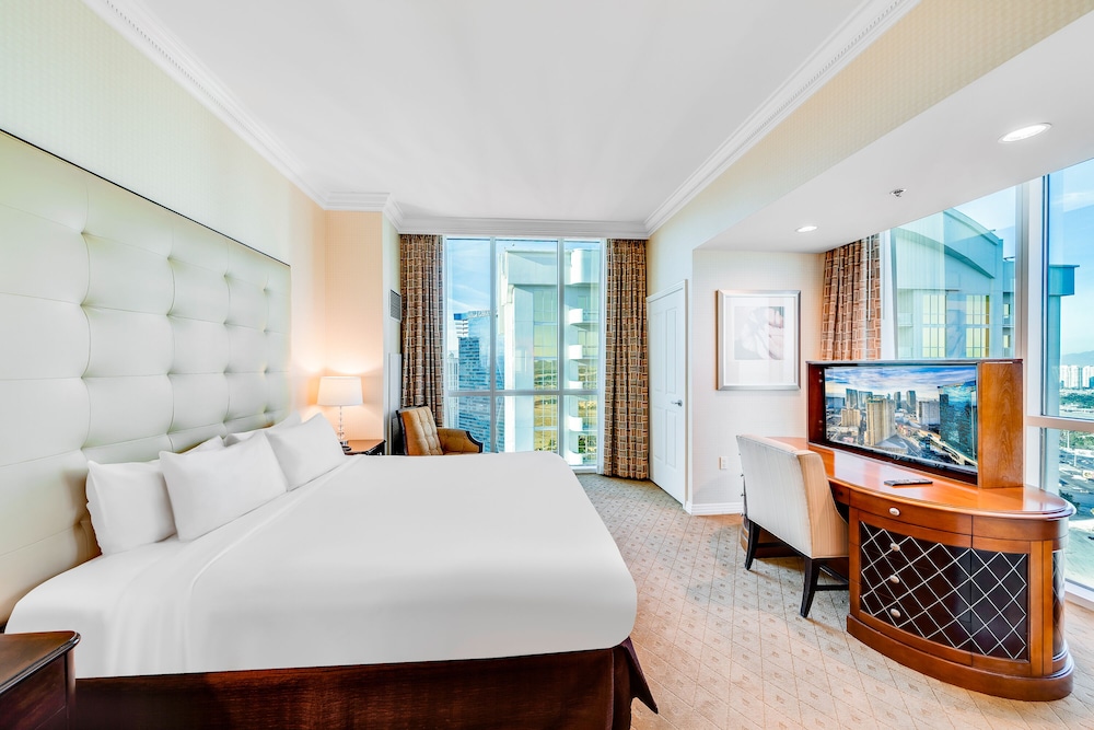 1 BEDROOM, SUITE, STRIP VIEW, BALCONY