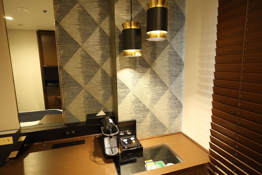 Kobe Sannomiya Tokyu REI Hotel 66/66