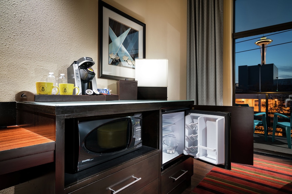 Staypineapple At The Maxwell Hotel 50/50