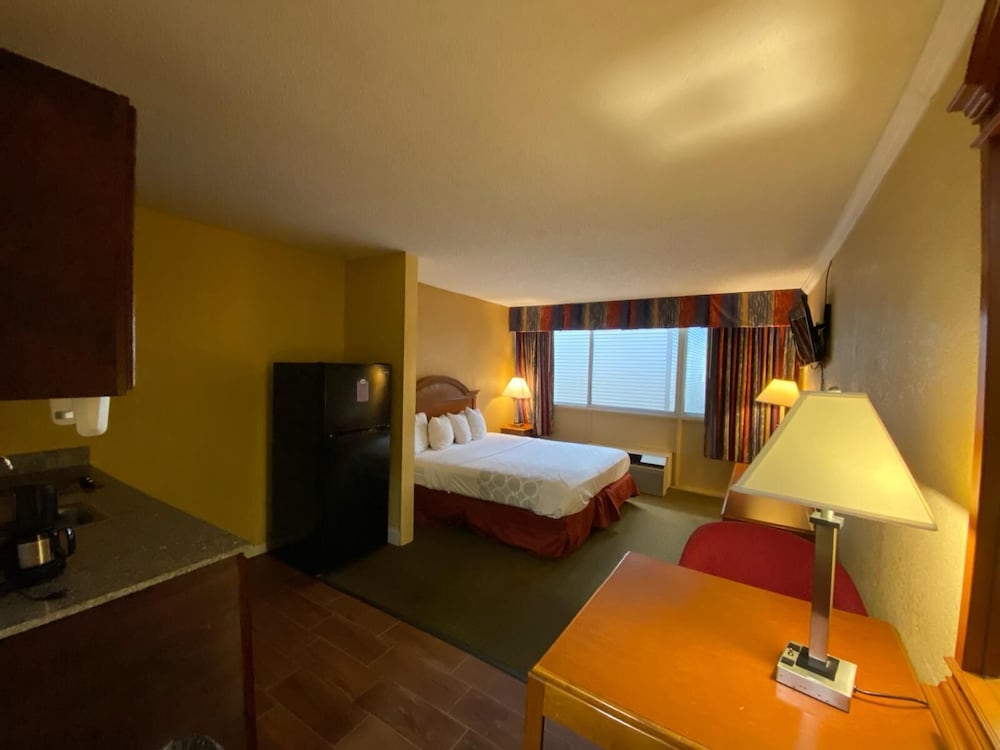Super 8 by Wyndham Fort Wayne 35/58