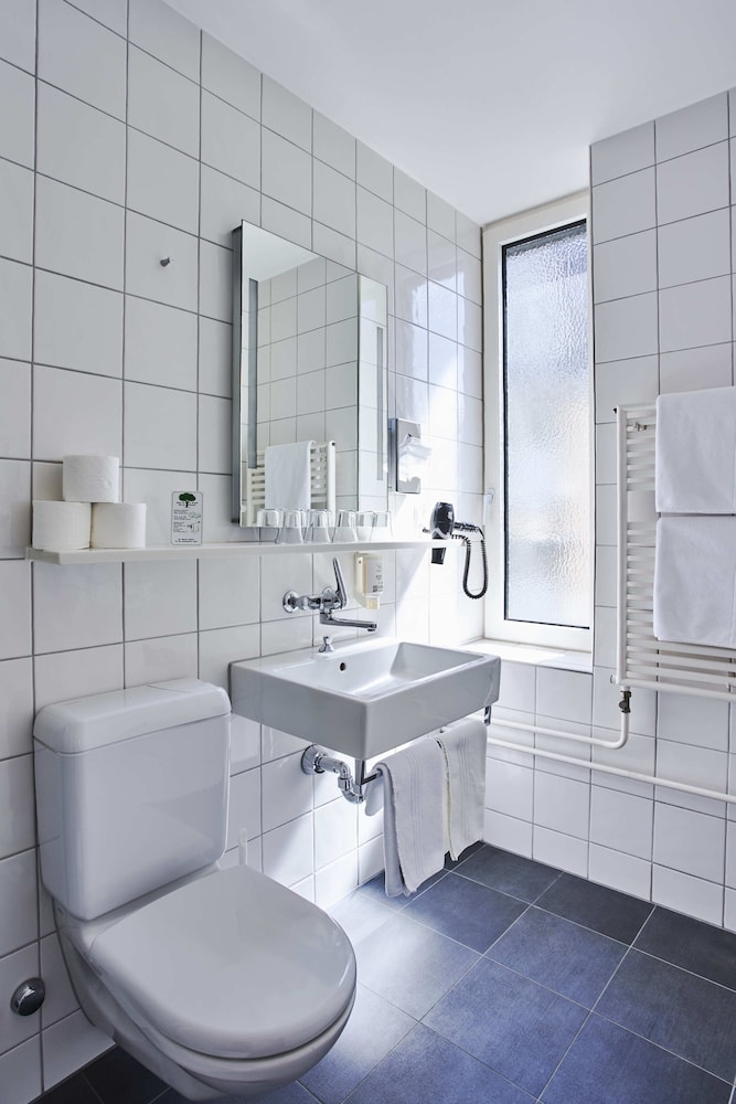 غرفة قياسية رباعية بسريرين منفصلين مع أريكة، Bristol Hotel Zurich 4/5