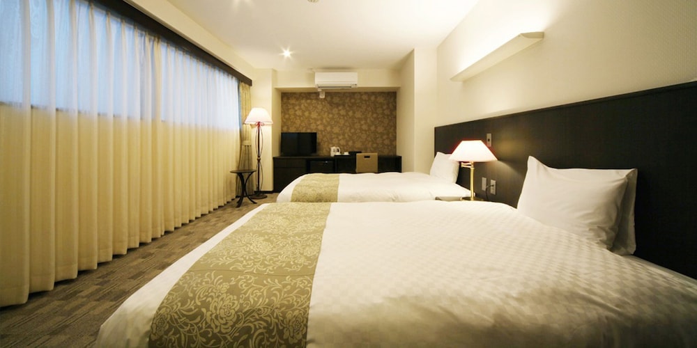 DELUXE, TWIN BEDS, UNIT BATH
