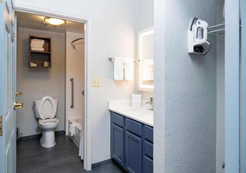 غرفة بسريرين مزدوجين وسرير كينج بغرفتي نوم بمطبخ، Staybridge Suites Jackson 4/4