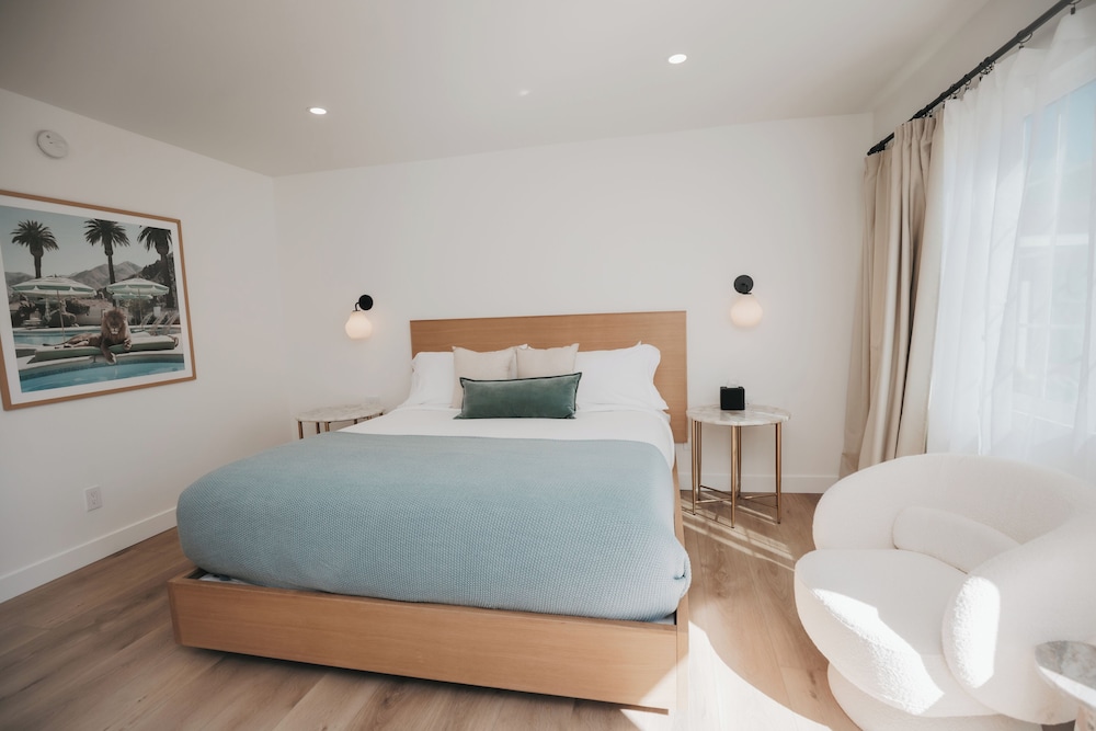 ROOM, KING BED