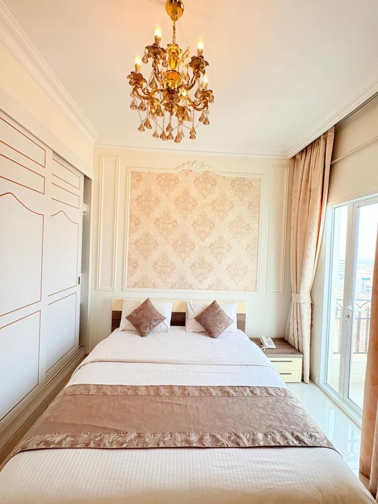 1 BEDROOM, SUITE