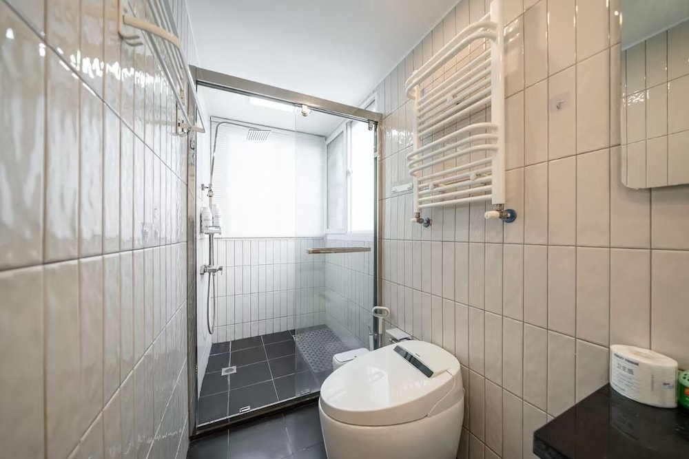 Senior, Apartment, 2 Queen Beds، Book and Bed-People's Square 6/10