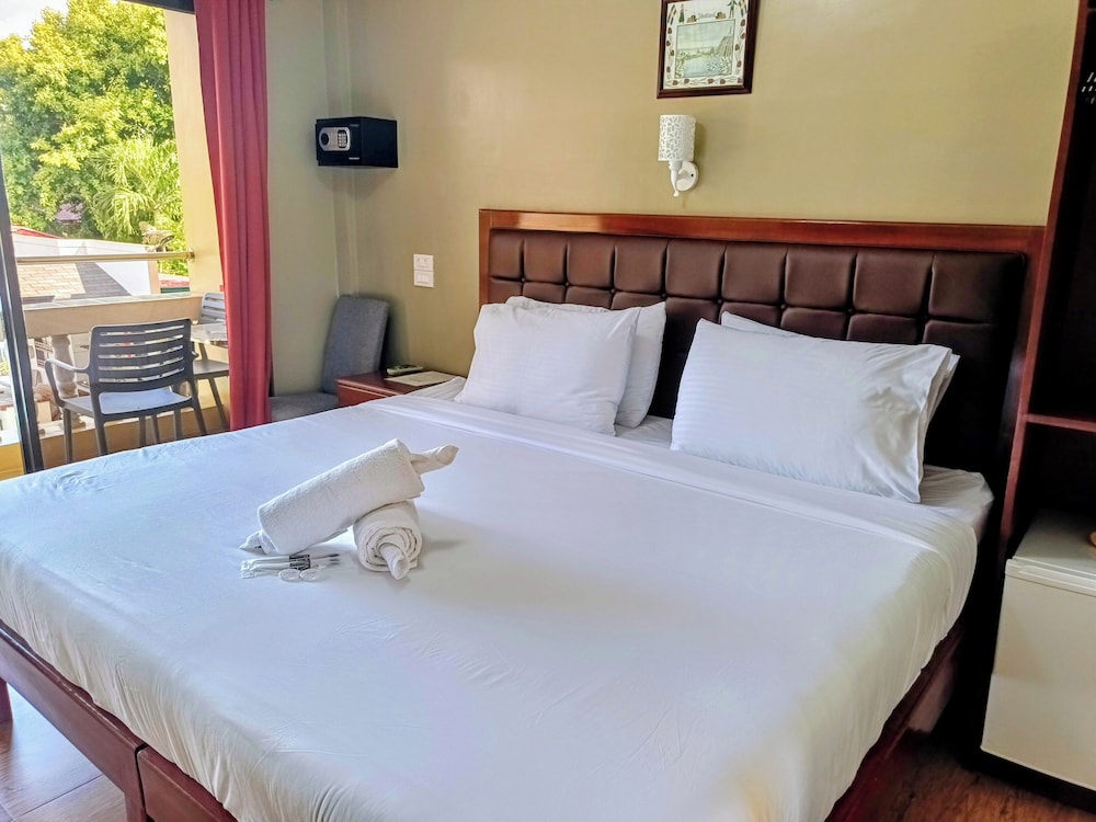 DELUXE, DOUBLE OR TWIN BED