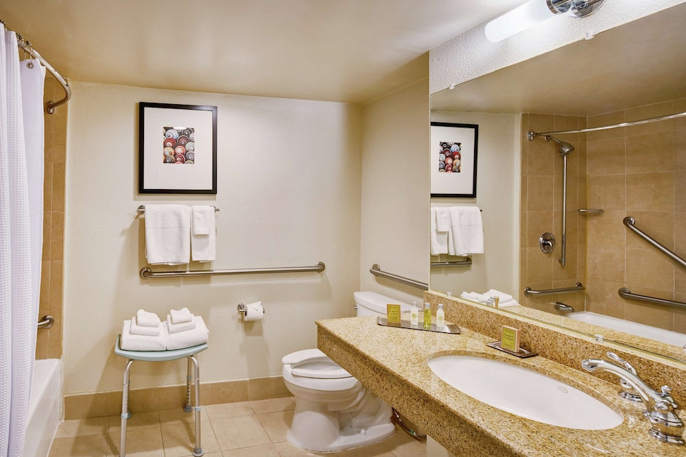 DoubleTree by Hilton Hotel Berkeley Marina 25/83
