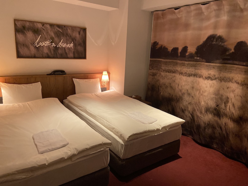 The Wall Hotel 11/37