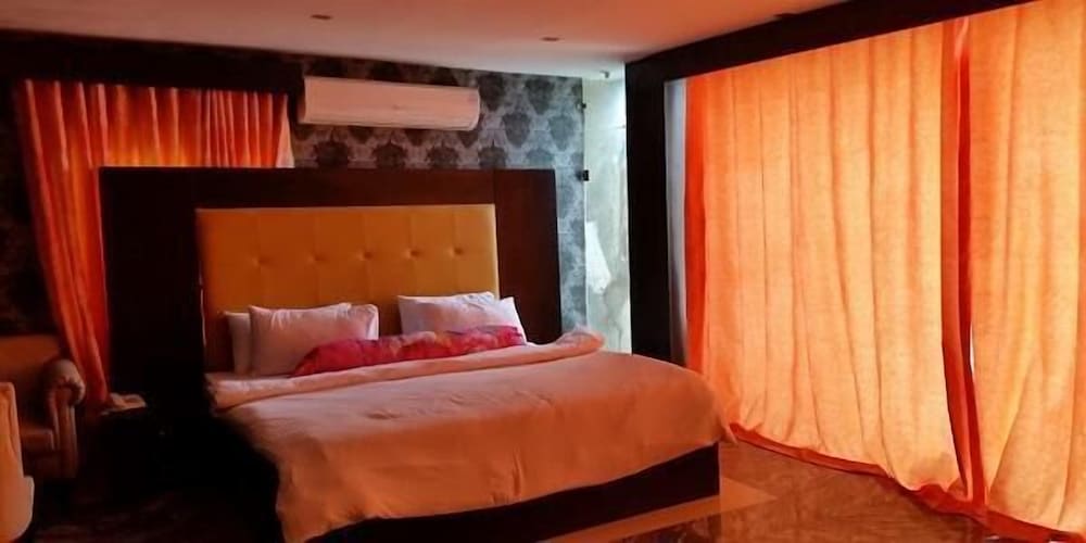Paris Suites 30/64