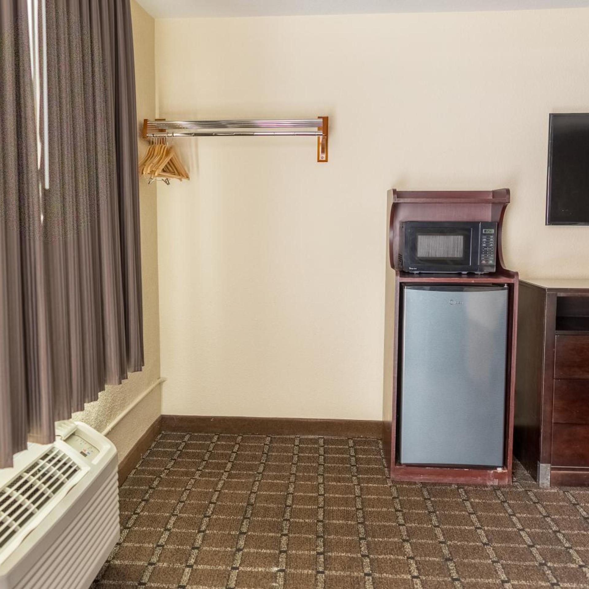 Oregon Trail Inn and Suites 13/50