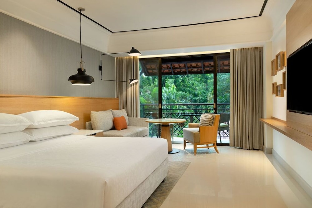 GRAND, KING BED, GARDEN VIEW, BALCONY