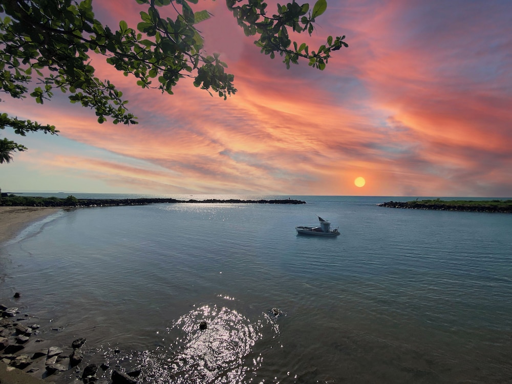 Avery Coconut Island Hotel and Beach Resort 38/47