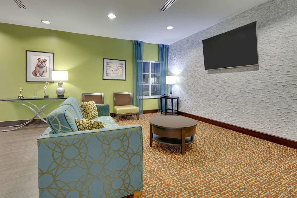 La Quinta Inn & Suites by Wyndham Starkville at MSU 32/53