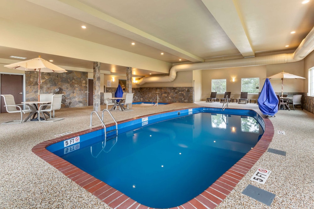 COMFORT INN & SUITES NEAR MT. RUSHMORE 4/34