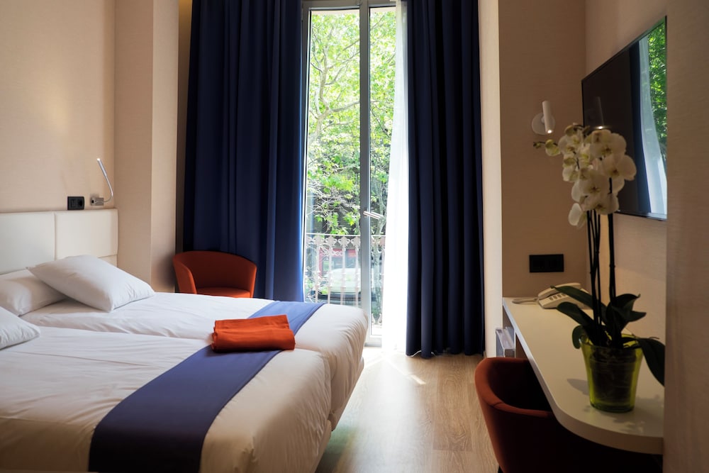 STANDARD, TWIN BEDS, CITY VIEW, BALCONY