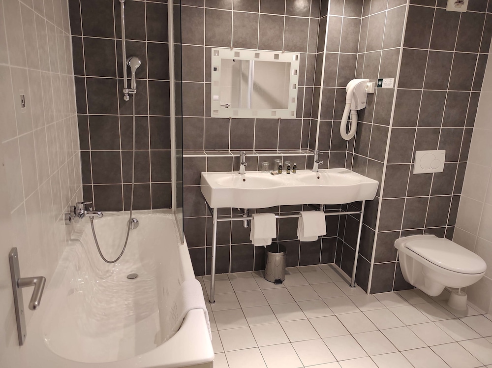 HOTEL LA RIVIERE 64/67