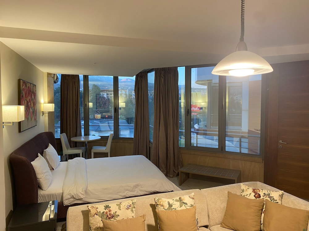 DELORA HOTEL AND SUITES 22/65
