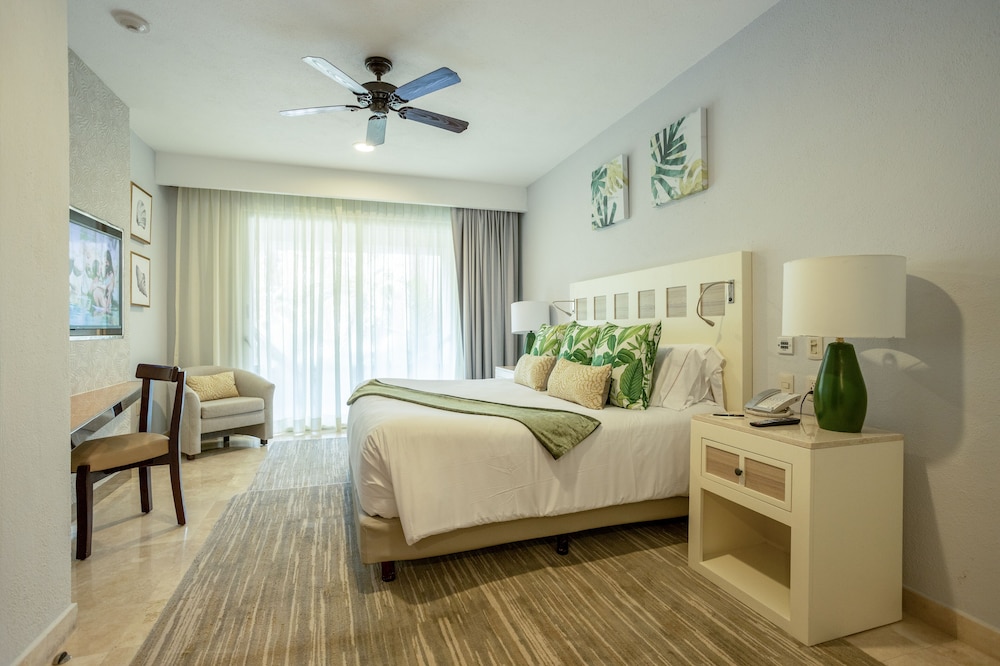 DELUXE, 2 QUEEN BEDS, OCEAN VIEW