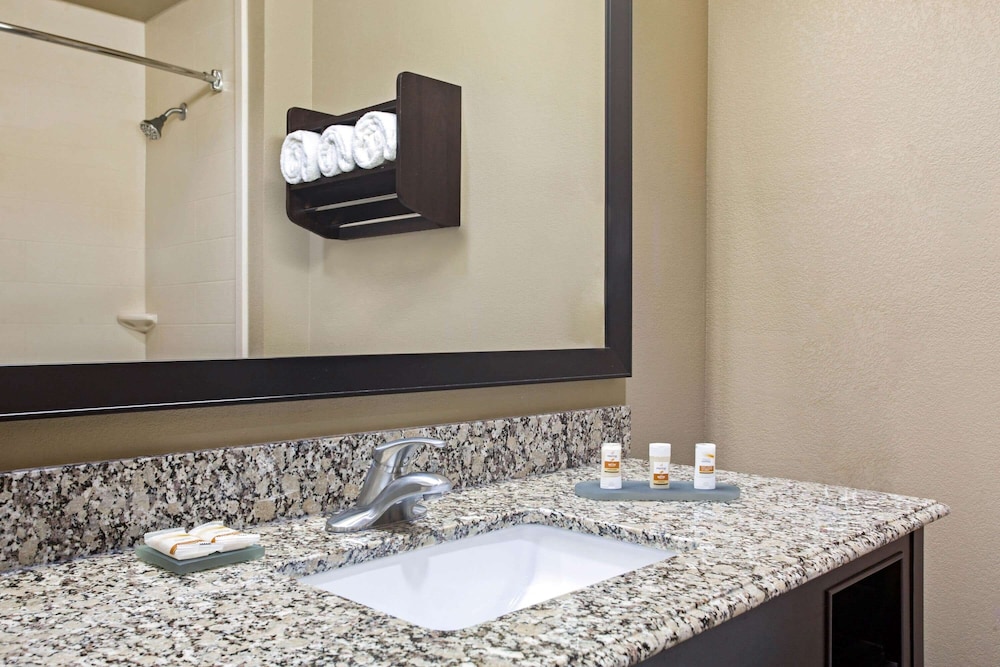 La Quinta Inn Suites Pearsall 20/56