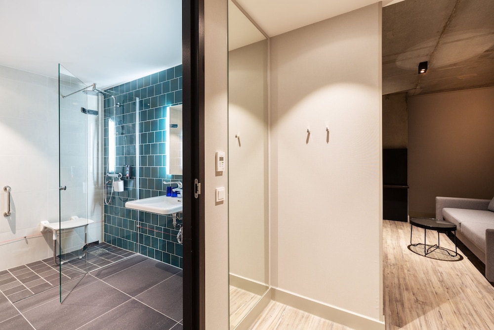 Holiday Inn - the niu, Fender Amsterdam by IHG 17/64