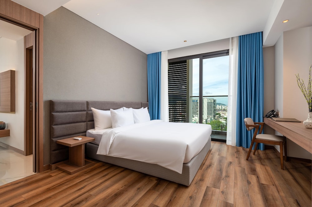 3 Bedrooms, Suite, Queen Bed, City View