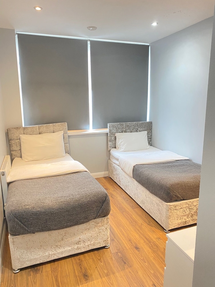 Easy Lets - Showcase Apartments 10/45
