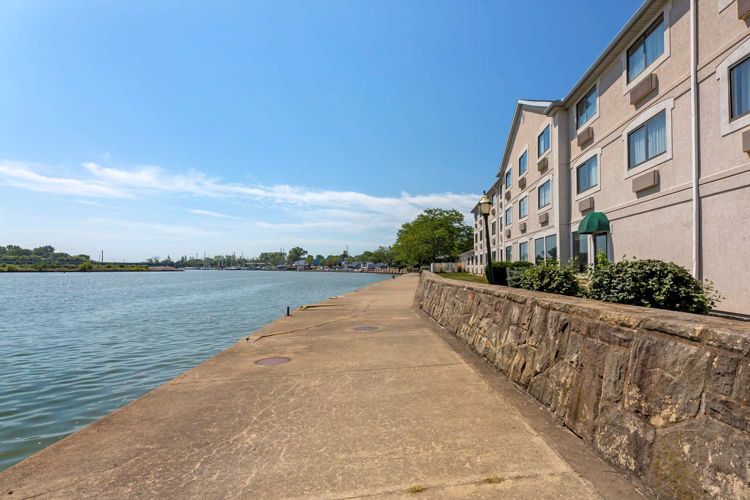 Comfort Inn River's Edge 25/26