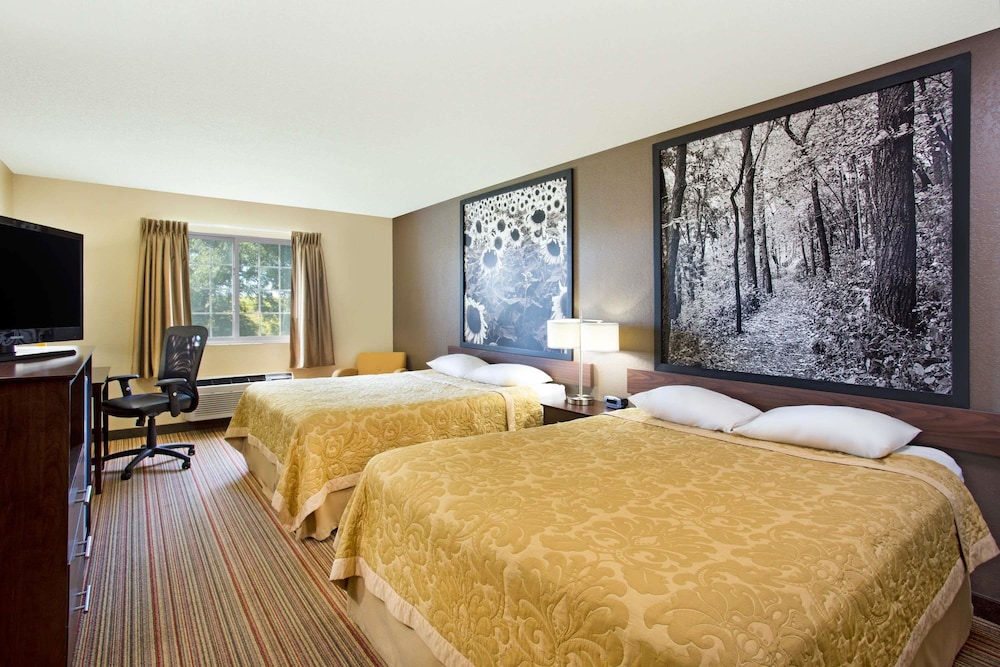 Super 8 by Wyndham New Hampton 12/32