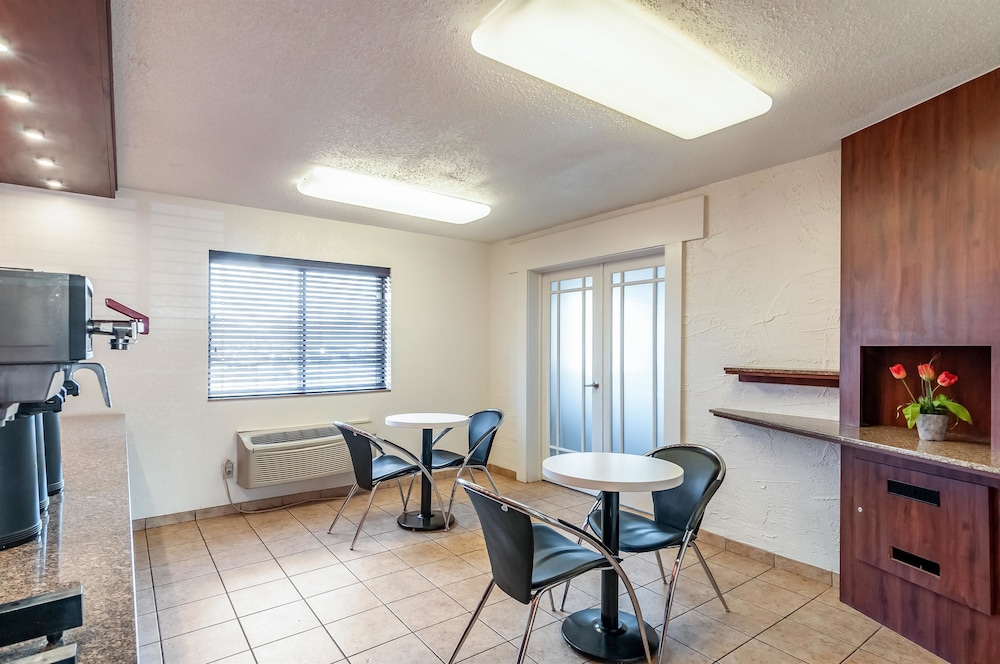 Motel6 Naperville, IL 33/44