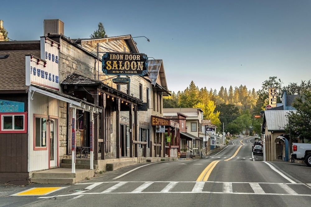 Star of the Mountain - The Star of Your Vacation by Yosemite Region Resorts 21/35