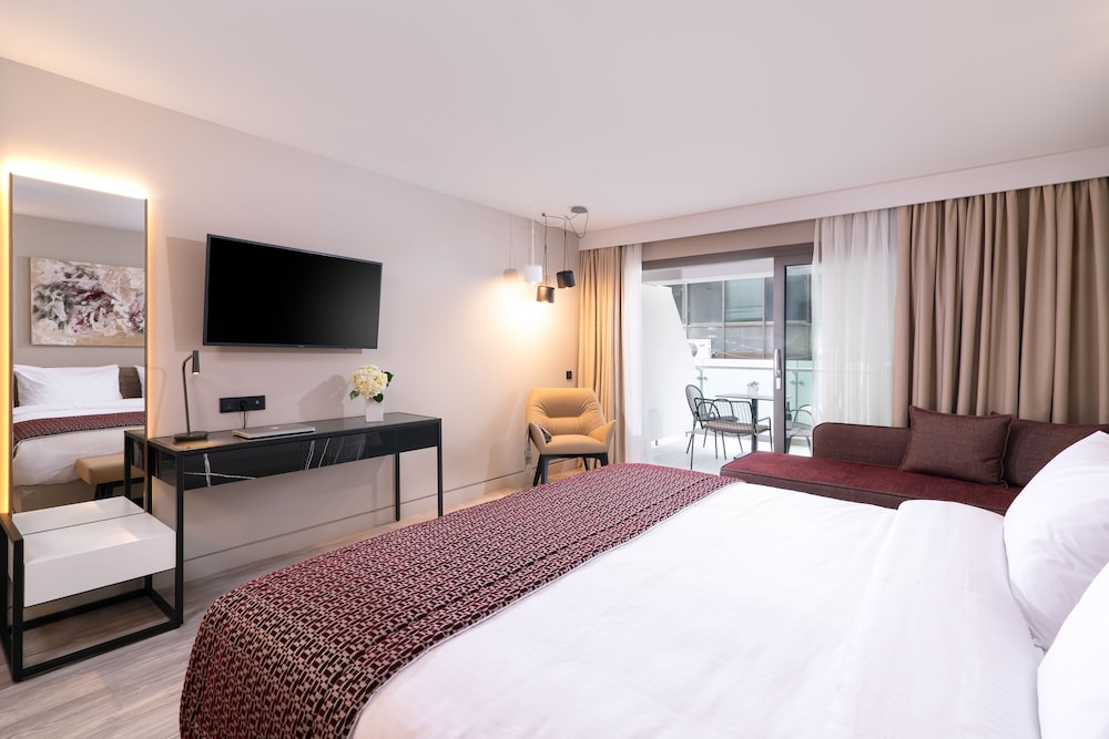 ROOM, KING BED
