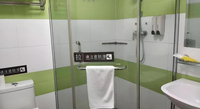 7 Days Inn (Dongguan Houjie Convention and Exhibition Center) 37/42